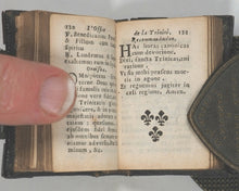 Load image into Gallery viewer, Heures de Cour. Contenant les Sept Offices, les 7 psaumes, vêpres, hymne et les litan avec les prières du matin et du soir, les oraisons devant et après la commun. Veuve Coignard, Chez La. Rue des Sept Voyes. Paris. 1680.