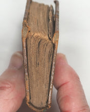 Load image into Gallery viewer, Petit oracle des amans, ou, Les horoscopes de l'amour, mis en rébus : ouvrage dans lequel chacun peut trouver toutes les vérités plaisantes qui le concernent. Castiaux, Libraire. Lille. Circa 1822.