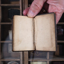 Load image into Gallery viewer, To tou Epiktetou encheiridion. Ex editione Joannis Upton accurate expressum. Epictetus. Publication Date: 1751 CONDITION: VERY GOOD