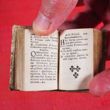 Load image into Gallery viewer, Heures de Cour contenant les sept offices de la semaine. Les 7 pseaumes, Vespres, Hymns & Les Litan avec les Prieres du matin & du soir & les Oraisons devant et apres le Commun. Publication Date: 1676 CONDITION: VERY GOOD