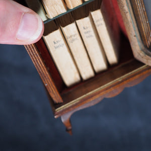 Ada [author, pseudonym of H.G.G. van Steensel van der Aa]. Miniatuurbibliotheek voor jonge meisjes [Young Girl's Library]. No publisher. No place. [1896].