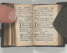 Load image into Gallery viewer, Heures de Cour. Contenant les Sept Offices, les 7 psaumes, vêpres, hymne et les litan avec les prières du matin et du soir, les oraisons devant et après la commun. Veuve Coignard, Chez La. Rue des Sept Voyes. Paris. 1680.
