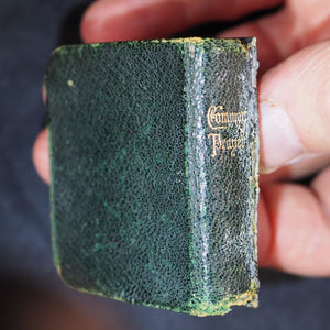 Book of Common Prayer and Administration of the Holy Communion According to the Use of the Church of England. Eyre & Spottiswoode Bible Warehouse Limited. 23, Paternoster Row, E.C. London, Edinburgh and New York. [1903]. Silver plaque.